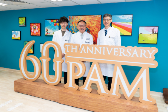 Professor Alan Chiang Kwok Shing (centre) and Professor Yang Wanling (right) from HKUMed lead the research team in discovering a significant association between specific Epstein-Barr virus variants and nasopharyngeal cancer in Southern China.
 